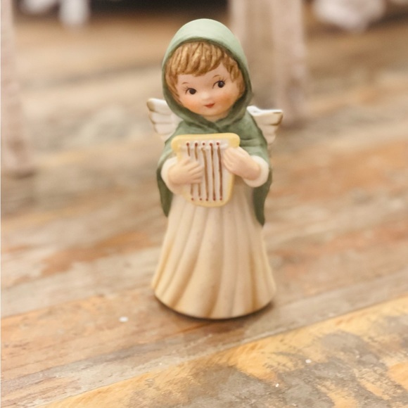 Collector’s Item-Fenton China -Angel playing Harp excellent condition like new - Picture 7 of 7